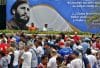 Personas participan en una manifestación en apoyo a Venezuela y al presidente Nicolás Maduro este sábado, en La Habana (Cuba). EFE/ Ernesto Mastrascusa