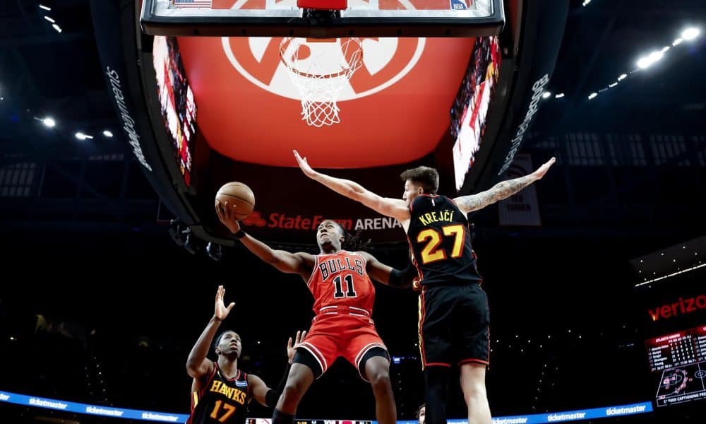 El escolta de los Chicago Bulls Ayo Dosunmu (C) en acción contra el ala-pívot de los Atlanta Hawks Onyeka Okongwu (L) y el base Vit Krejci (R) durante la segunda mitad de un partido de baloncesto de la NBA en Atlanta, Georgia, EE.UU. EFE/EPA/ERIK S. LESSER