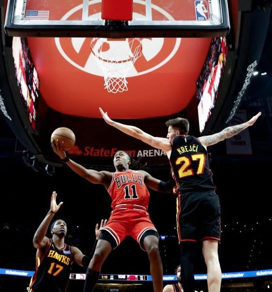 El escolta de los Chicago Bulls Ayo Dosunmu (C) en acción contra el ala-pívot de los Atlanta Hawks Onyeka Okongwu (L) y el base Vit Krejci (R) durante la segunda mitad de un partido de baloncesto de la NBA en Atlanta, Georgia, EE.UU. EFE/EPA/ERIK S. LESSER