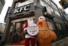 TOKYO (Japan), 03/12/2025.- Wearing a Santa Claus costume, an animal rights activist of People for the Ethical Treatment of Animals (PETA) stands next to an inflatable chicken in front of a KFC fast food restaurant in Tokyo, Japan, 03 December 2025. In a statement, PETA said it is protesting against cruelty on chickens reported at a KFC supplier in Japan. (Protestas, Japón, Tokio) EFE/EPA/FRANCK ROBICHON
