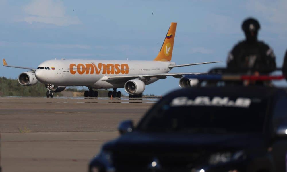 Fotografía que muestra el avión de la aerolínea Conviasa que transporta a los migrantes venezolanos provenientes México, aterrizando en el aeropuerto internacional, Simón Bolívar este miércoles, en Maiquetia (Venezuela). EFE/ Miguel Gutiérrez