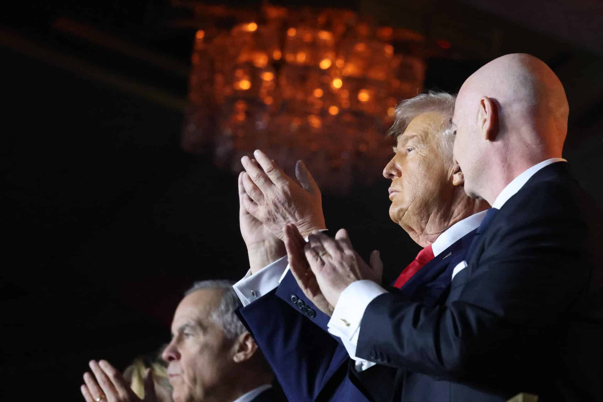 El presidente de Estados Unidos, Donald Trump (c) asiste al sorteo del Mundial de Fútbol FIFA 2026. EFE/ Octavio Guzmán