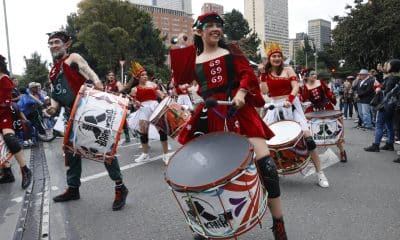 Integrantes de una comparsa participan en un desfile navideño durante la conmemoración del dogma de la Inmaculada Concepción del Virgen María conocido en Colombia como 'El Día de Velitas' este 7 de diciembre de 2025, en Bogotá (Colombia). EFE/ Mauricio Dueñas Castañeda