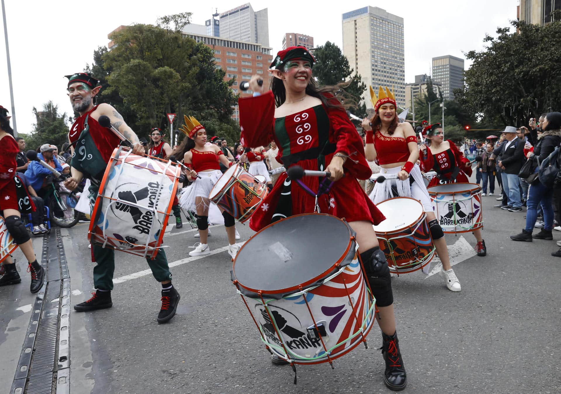 Integrantes de una comparsa participan en un desfile navideño durante la conmemoración del dogma de la Inmaculada Concepción del Virgen María conocido en Colombia como 'El Día de Velitas' este 7 de diciembre de 2025, en Bogotá (Colombia). EFE/ Mauricio Dueñas Castañeda