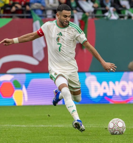 Riyad Mahrez, de Algeria, en acción durante el partido de Copa áfrica ante Sudán disputada en Marruecos. EFE/EPA/JALAL MORCHIDI
