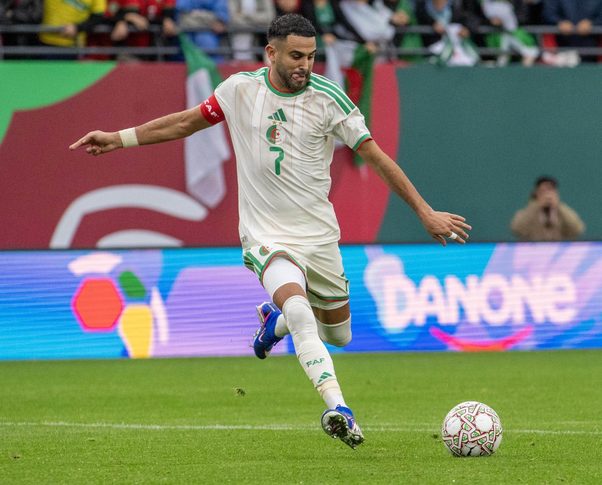 Riyad Mahrez, de Algeria, en acción durante el partido de Copa áfrica ante Sudán disputada en Marruecos. EFE/EPA/JALAL MORCHIDI