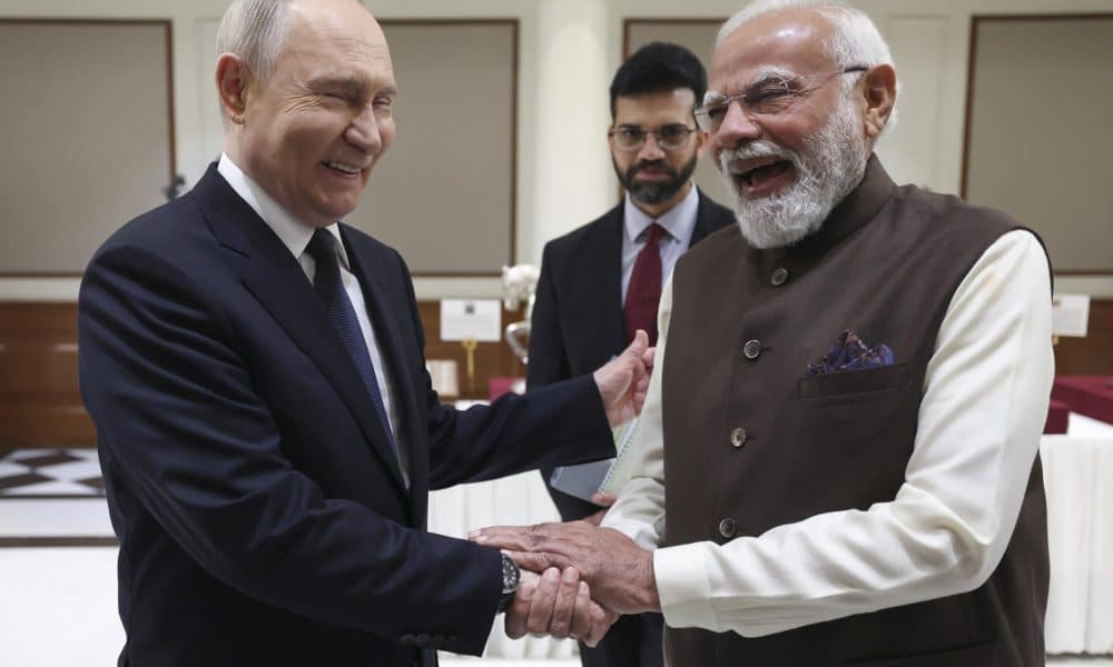 GRAF8220. NUEVA DELI (INDIA), 04/12/2025.- El presidente de Rusia, Vladímir Putin (i), y el primer ministro de la India, Narendra Modi (d). Putin, que inició este jueves una visita oficial a India, dijo que el volumen de negocios comercial de petróleo y productos derivados rusos sólo ha experimentado "un ajuste menor" en los primeros nueve meses de 2025."Hay un cierto descenso en el volumen de negocios comercial general durante los primeros nueve meses de este año. Esto es sólo un ajuste menor", afirmó en una entrevista con el canal indio India Today grabada antes de su viaje a Nueva Delhi. EFE/Perfil de X de Narendra Modi SÓLO USO EDITORIAL/SÓLO DISPONIBLE PARA ILUSTRAR LA NOTICIA QUE ACOMPAÑA (CRÉDITO OBLIGATORIO)
