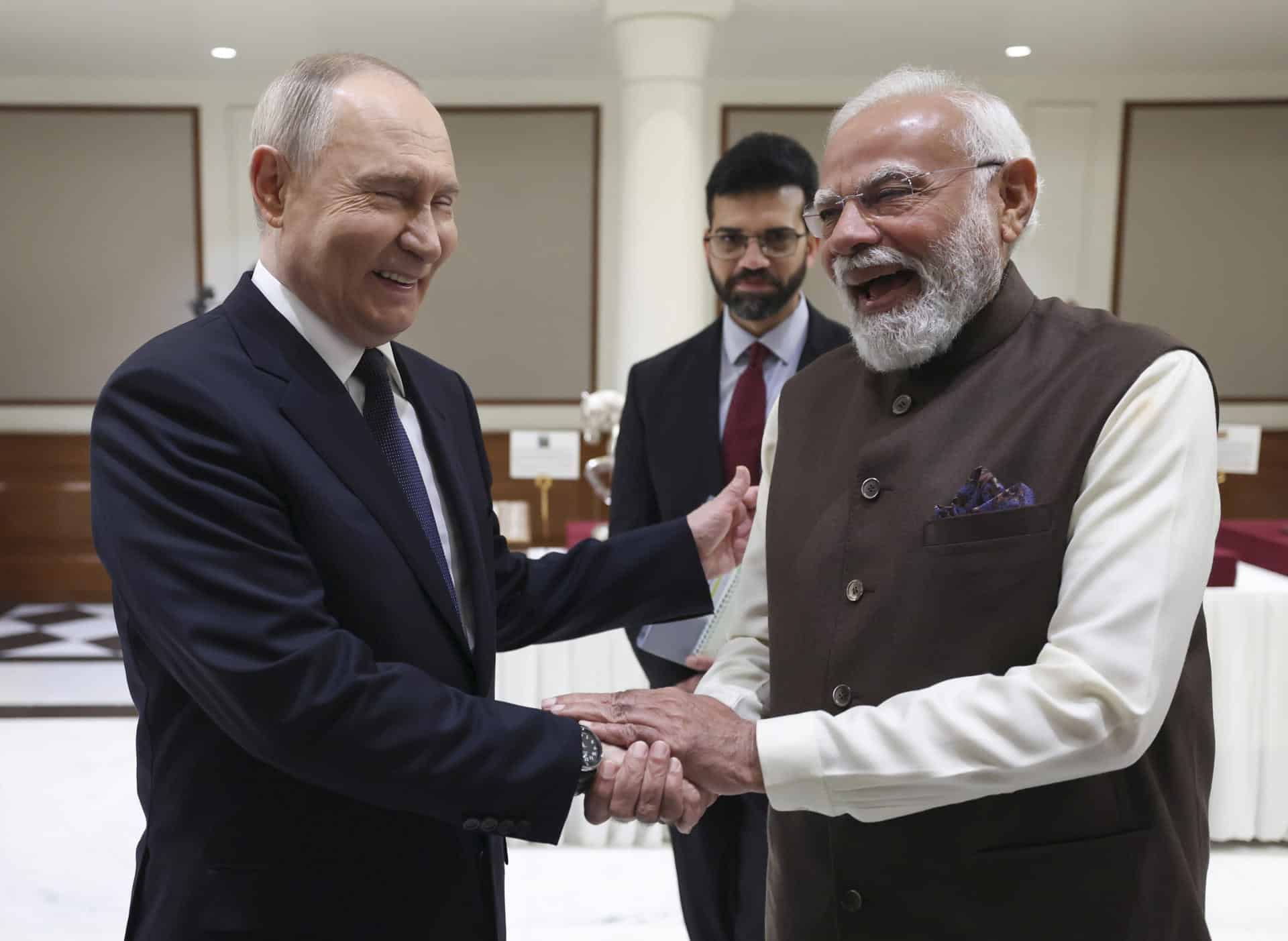 GRAF8220. NUEVA DELI (INDIA), 04/12/2025.- El presidente de Rusia, Vladímir Putin (i), y el primer ministro de la India, Narendra Modi (d). Putin, que inició este jueves una visita oficial a India, dijo que el volumen de negocios comercial de petróleo y productos derivados rusos sólo ha experimentado "un ajuste menor" en los primeros nueve meses de 2025."Hay un cierto descenso en el volumen de negocios comercial general durante los primeros nueve meses de este año. Esto es sólo un ajuste menor", afirmó en una entrevista con el canal indio India Today grabada antes de su viaje a Nueva Delhi. EFE/Perfil de X de Narendra Modi SÓLO USO EDITORIAL/SÓLO DISPONIBLE PARA ILUSTRAR LA NOTICIA QUE ACOMPAÑA (CRÉDITO OBLIGATORIO)