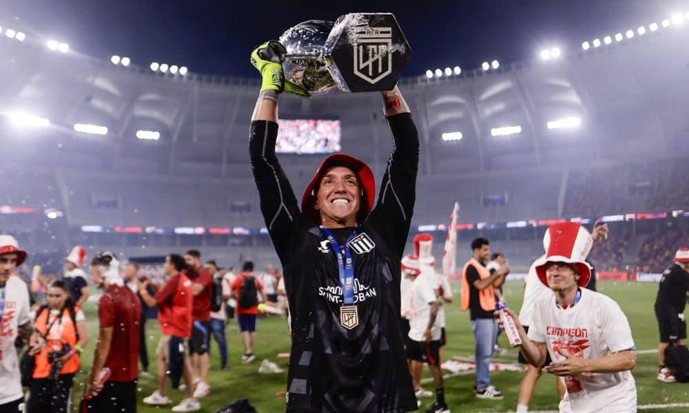 Fernando Muslera de Estudiantes celebra con el trofeo este sábado, al ganar la final de la Primera División de Argentina. EFE/ Juan Ignacio Roncoroni