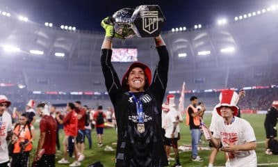 Fernando Muslera de Estudiantes celebra con el trofeo este sábado, al ganar la final de la Primera División de Argentina. EFE/ Juan Ignacio Roncoroni