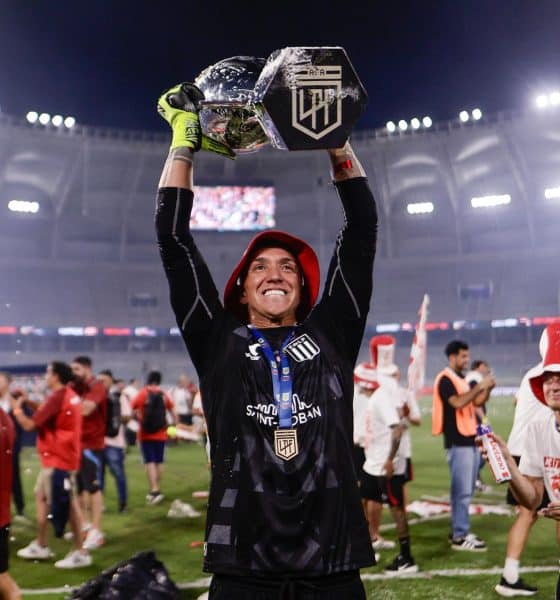 Fernando Muslera de Estudiantes celebra con el trofeo este sábado, al ganar la final de la Primera División de Argentina. EFE/ Juan Ignacio Roncoroni