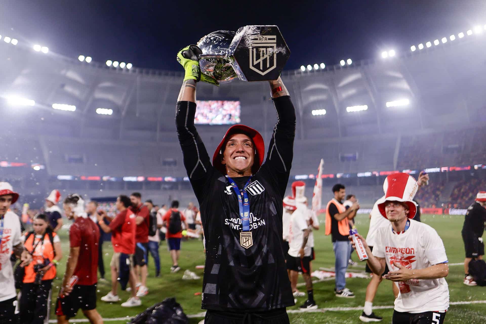 Fernando Muslera de Estudiantes celebra con el trofeo este sábado, al ganar la final de la Primera División de Argentina. EFE/ Juan Ignacio Roncoroni