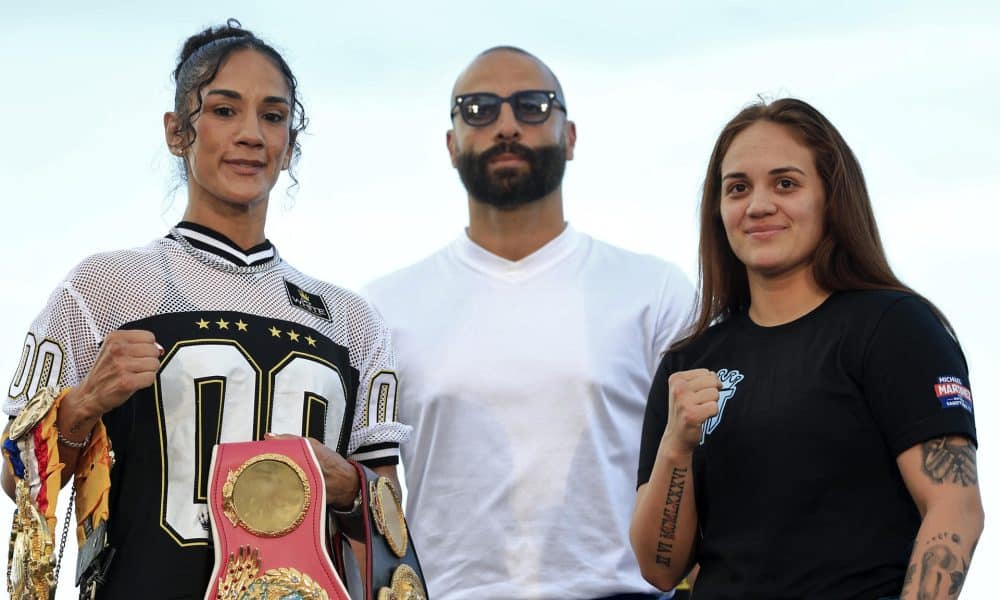 La puertorriqueña Amanda Serrano (i) y la estadounidense Reina Tellez posan durante una rueda de prensa en la plaza del Quinto Centenario en San Juan (Puerto Rico). EFE/Thais Llorca
