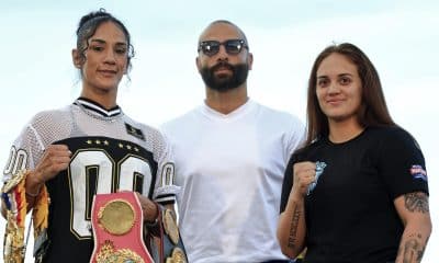 La puertorriqueña Amanda Serrano (i) y la estadounidense Reina Tellez posan durante una rueda de prensa en la plaza del Quinto Centenario en San Juan (Puerto Rico). EFE/Thais Llorca
