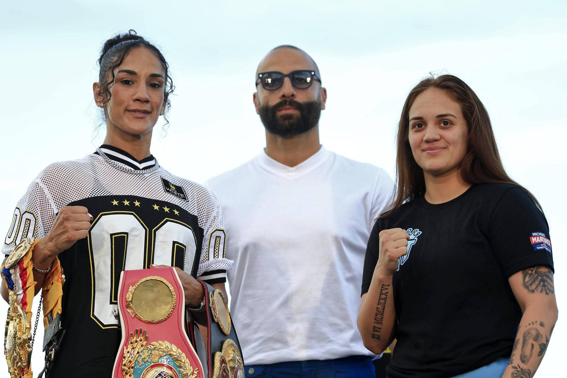 La puertorriqueña Amanda Serrano (i) y la estadounidense Reina Tellez posan durante una rueda de prensa en la plaza del Quinto Centenario en San Juan (Puerto Rico). EFE/Thais Llorca