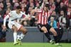 El centrocampista del París Saint-Germain, Senny Mayulu (i), disputa el balón ante el defensa del Athletic Club, Dani Vivian, durante el partido de Liga de Campeones que disputan en el estadio de San Mamés, en Bilbao. EFE/Luis Tejido.