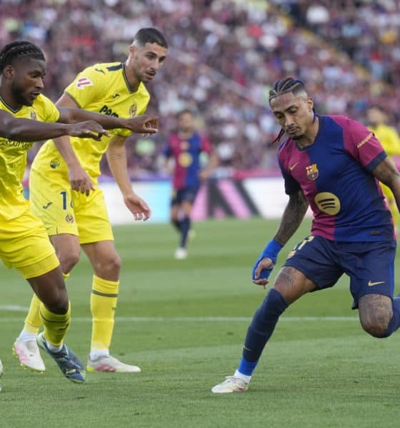 El delantero brasileño del Barcelona Raphinha (d) controla el balón ante dos jugaedores del Villarreal. EFE/ Enric Fontcuberta