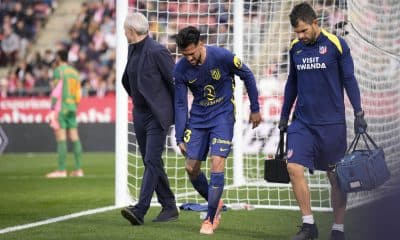 Nico González (c) abandona lesionado el campo para ser sustituido durante el partido de Liga contra el Girona. EFE/ Siu Wu
