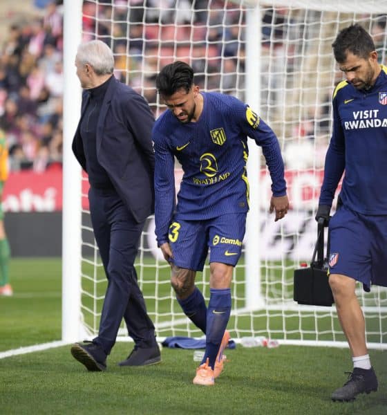 Nico González (c) abandona lesionado el campo para ser sustituido durante el partido de Liga contra el Girona. EFE/ Siu Wu