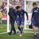 Nico González (c) abandona lesionado el campo para ser sustituido durante el partido de Liga contra el Girona. EFE/ Siu Wu