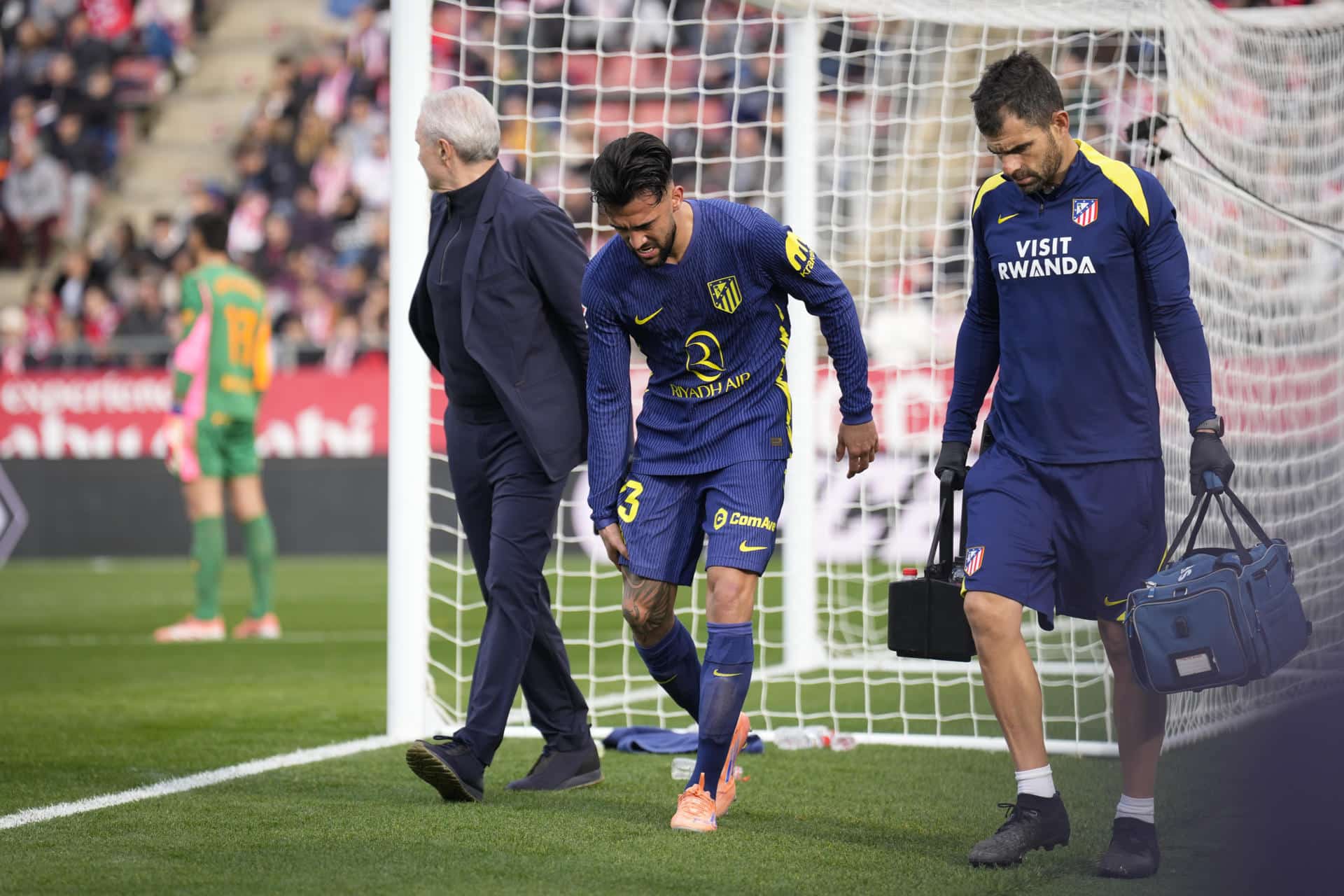 Nico González (c) abandona lesionado el campo para ser sustituido durante el partido de Liga contra el Girona. EFE/ Siu Wu