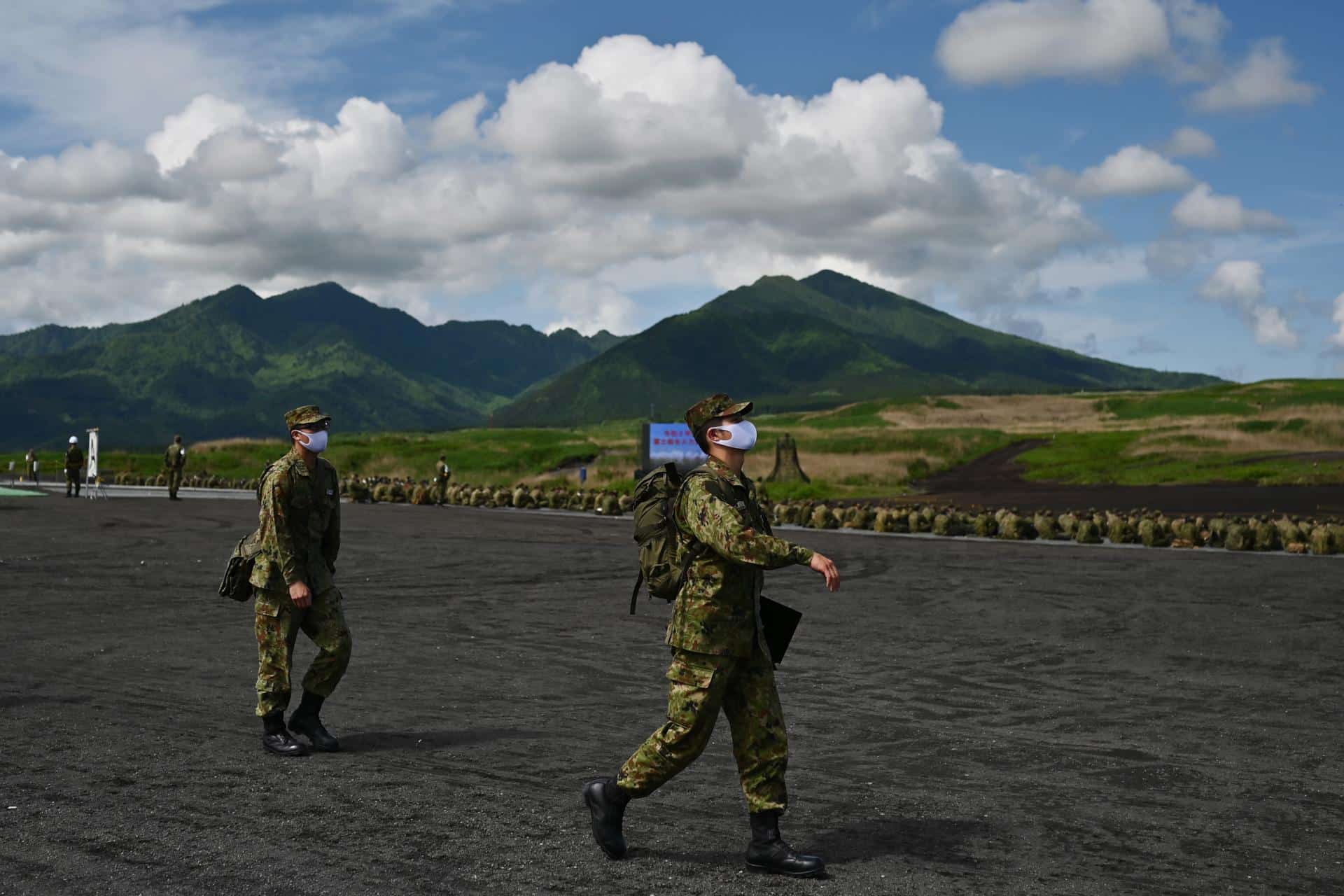 Archive - Gotemba (Japan), 23/05/2020.- Troops in the Japanese self-defense army attend the Japan Ground Self-Defense Forces' annual live fire exercise at the Higashi-Fuji firing range in Gotembazz, Shizuoka prefecture, Japan, 23 May 2020. (Japón) EFE/EPA/CHARLY TRIBALLEAU / POOL