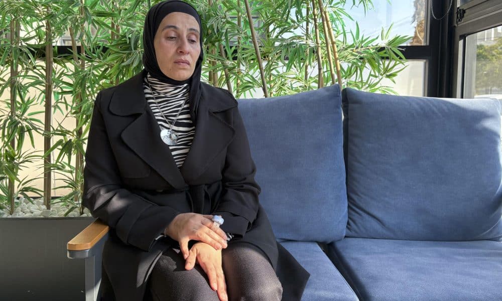 La palestina Manal Amirah tiene la mirada perdida y los ojos llorosos cuando se sienta a conversar con EFE en una cafetería en Nablus (Cisjordania). EFE/Nuria Garrido
