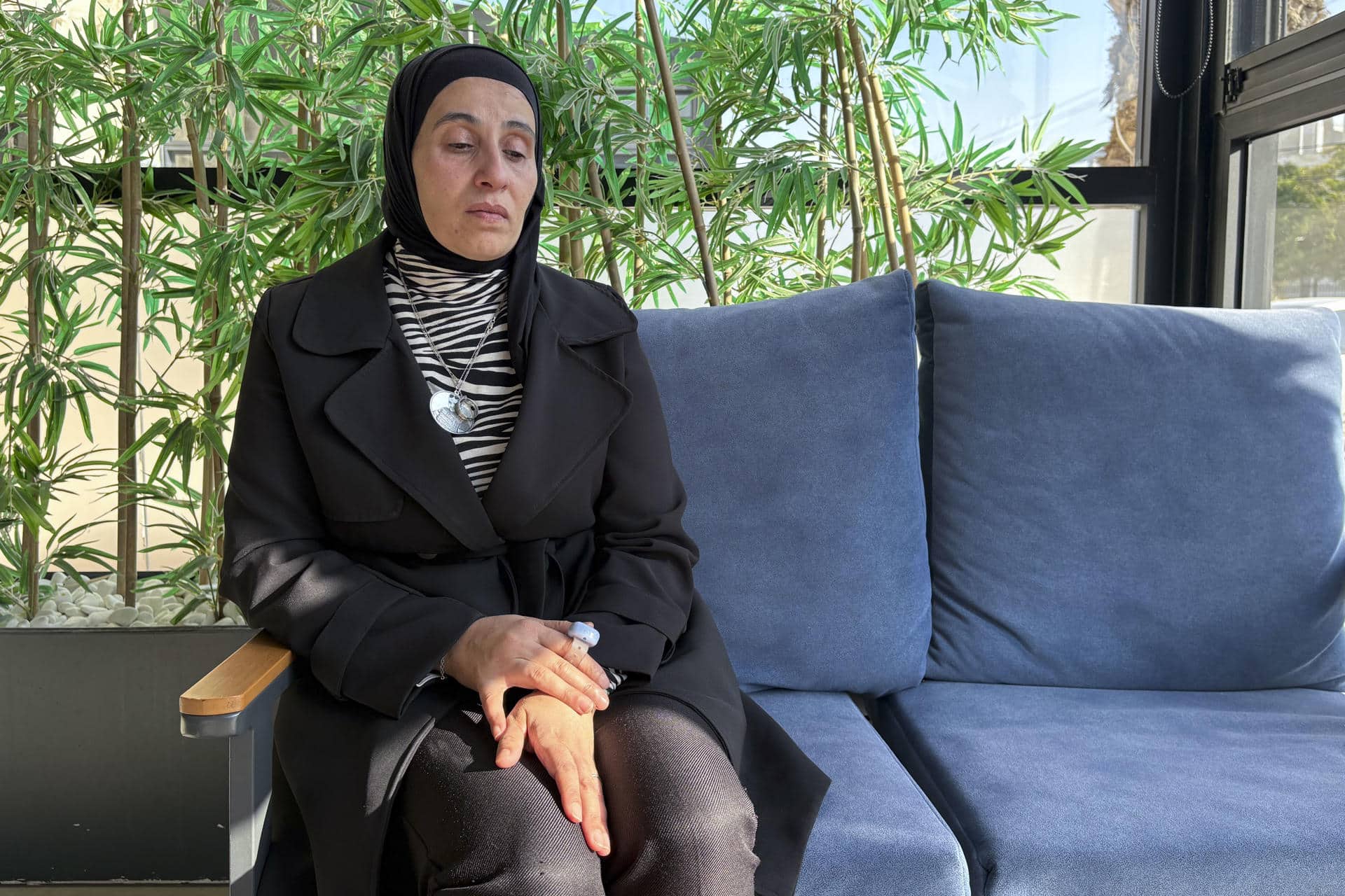 La palestina Manal Amirah tiene la mirada perdida y los ojos llorosos cuando se sienta a conversar con EFE en una cafetería en Nablus (Cisjordania). EFE/Nuria Garrido