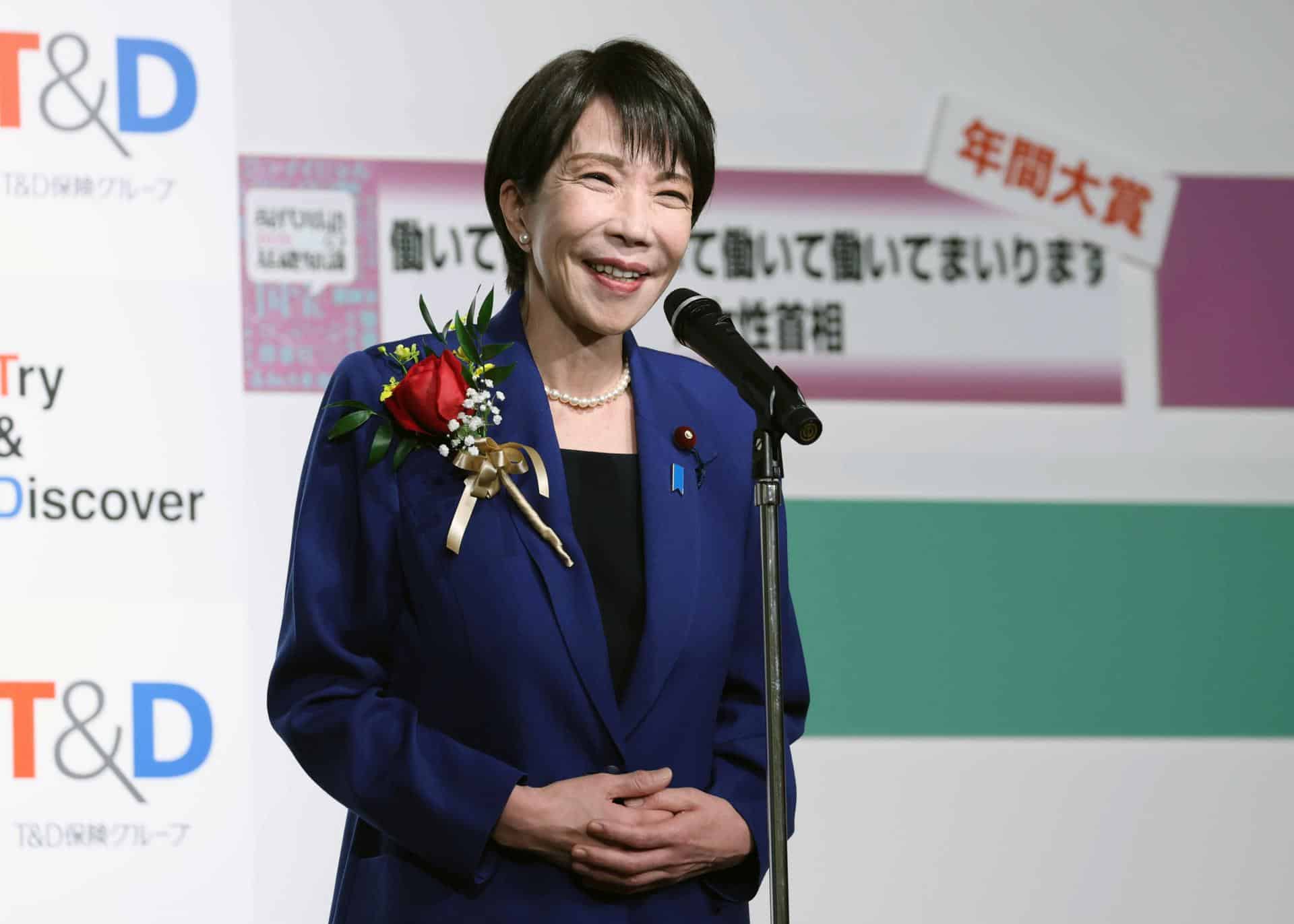 TOKYO (Japan), 01/12/2025.- Japan’s Prime Minister Sanae Takaichi smiles as she receives the ‘Buzzword of the Year Award’ in Tokyo, Japan, 01 December 2025. The annual Grand Prize went to Sanae Takaichi for her phrase ‘I will work, work, work, work, and work.’ (Japón, Tokio) EFE/EPA/JIJI PRESS JAPAN OUT EDITORIAL USE ONLY/