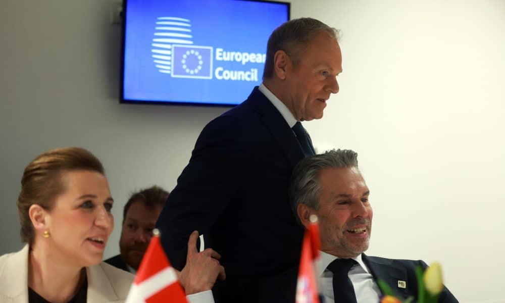 La primera ministra danesa Mette Frederiksen (I), el primer ministro polaco Donald Tusk (C) y el primer ministro holandés Dick Schoof (D) asisten a un desayuno sobre migración antes de la Cumbre del Consejo de la UE en Bruselas, Bélgica, 18 de diciembre de 2025. 
 EFE/EPA/OLIVIER HOSLET / POOL