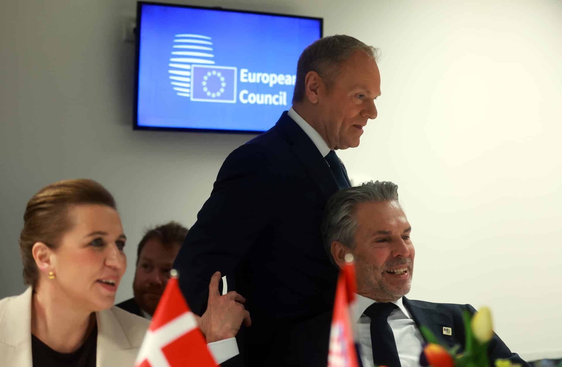 La primera ministra danesa Mette Frederiksen (I), el primer ministro polaco Donald Tusk (C) y el primer ministro holandés Dick Schoof (D) asisten a un desayuno sobre migración antes de la Cumbre del Consejo de la UE en Bruselas, Bélgica, 18 de diciembre de 2025. 
 EFE/EPA/OLIVIER HOSLET / POOL