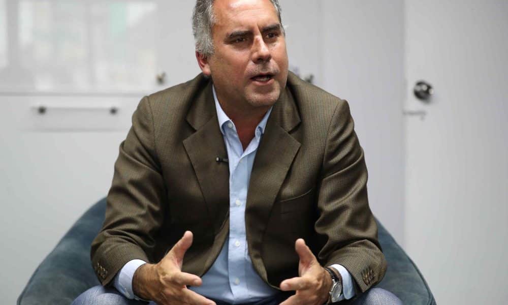 El candidato a la Presidencia de Perú Rafael Belaúnde habla en una entrevista con EFE este 4 de diciembre de 2025, en Lima (Perú). EFE/ Paolo Aguilar