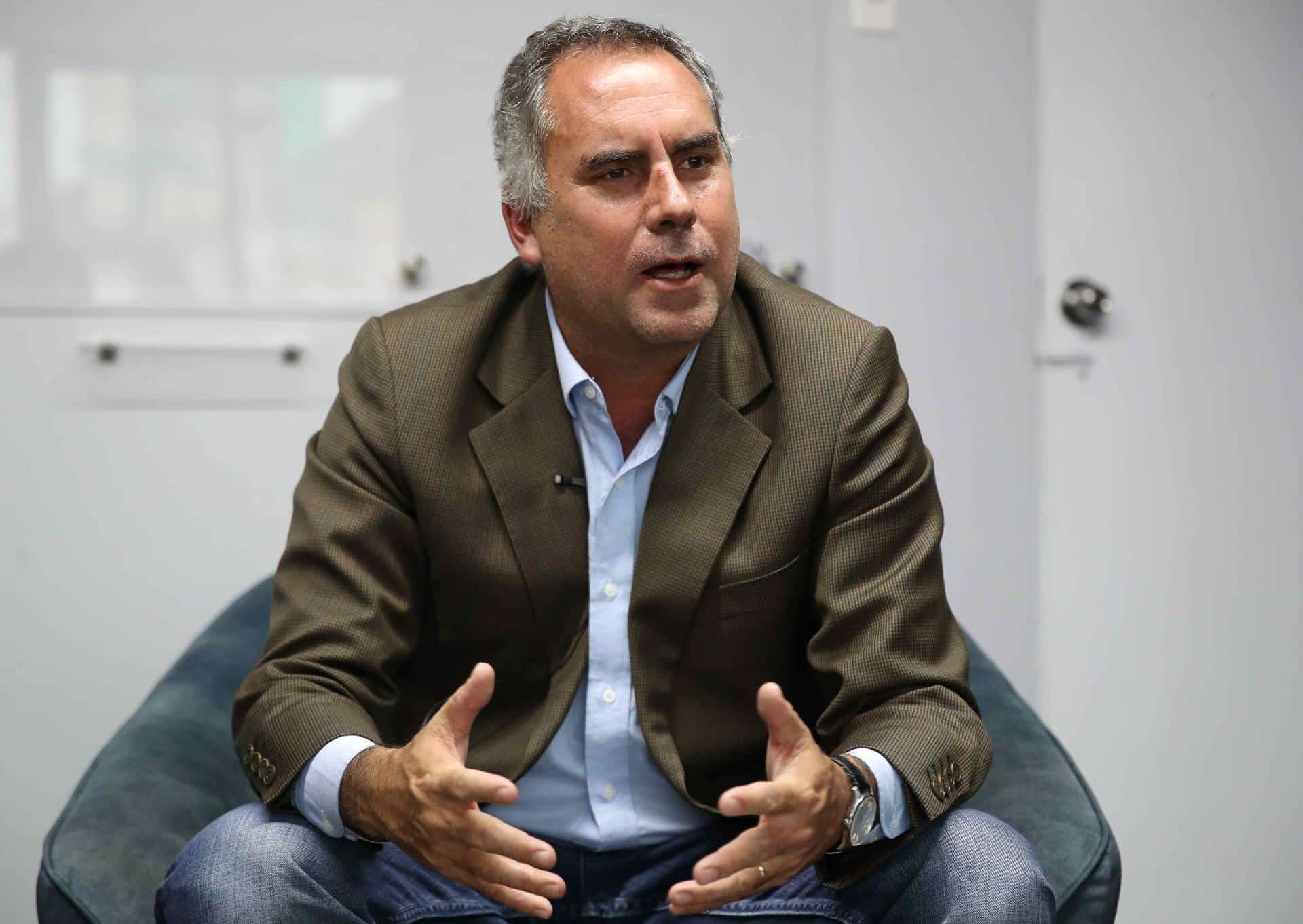 El candidato a la Presidencia de Perú Rafael Belaúnde habla en una entrevista con EFE este 4 de diciembre de 2025, en Lima (Perú). EFE/ Paolo Aguilar