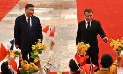 Beijing (China), 04/12/2025.- France’s President Emmanuel Macron (R) gestures towards children next to China’s President Xi Jinping (L) during a welcome ceremony at the Great Hall of the People in Beijing, China, 04 December 2025. (Francia) EFE/EPA/ADEK BERRY / POOL
