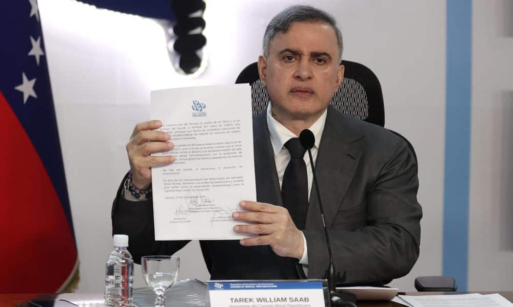 El fiscal general de Venezuela, Tarek William Saab, muestra un documento durante una rueda de prensa este miércoles, en Caracas (Venezuela). EFE/ Ronald Peña R