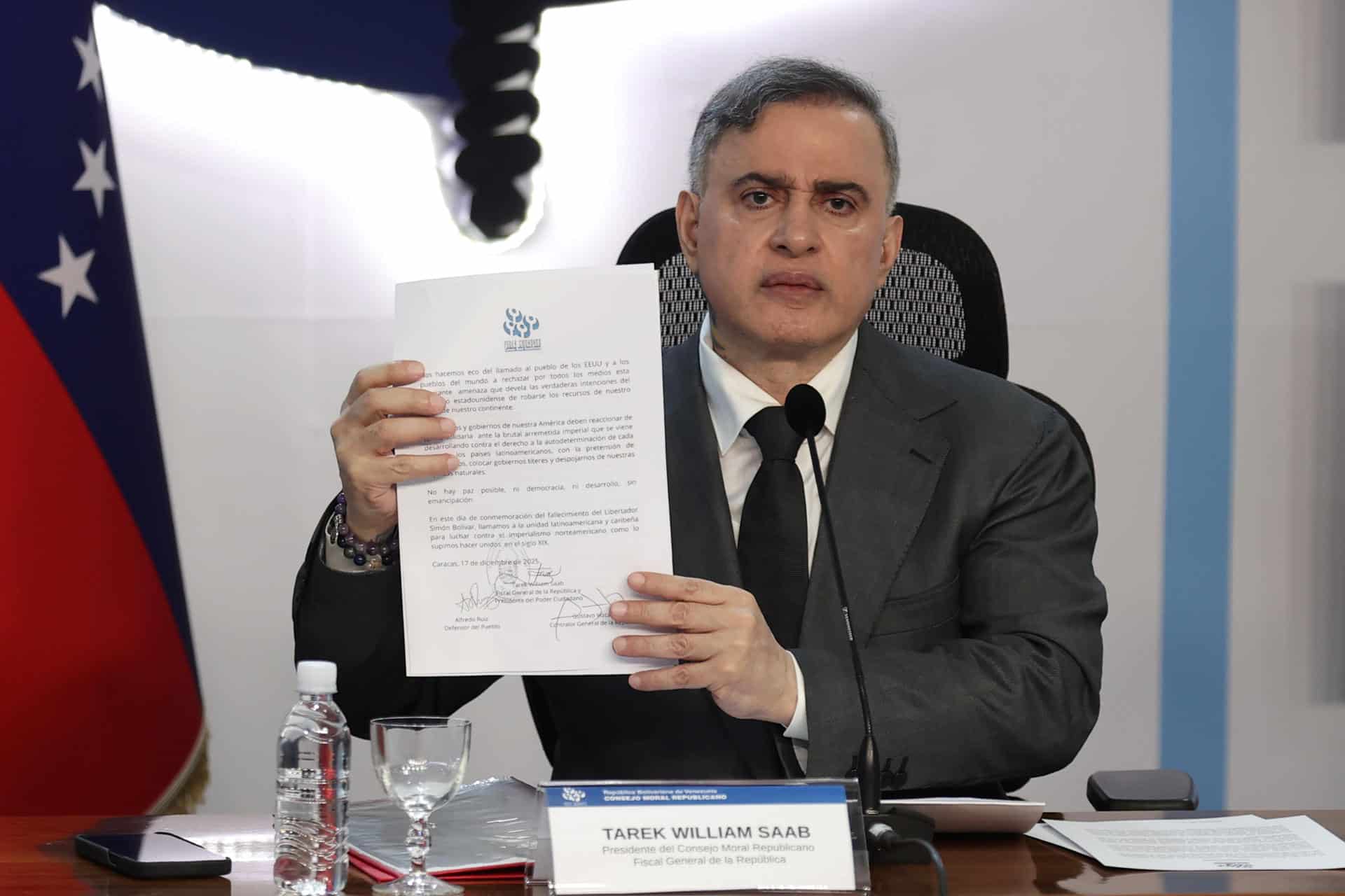 El fiscal general de Venezuela, Tarek William Saab, muestra un documento durante una rueda de prensa este miércoles, en Caracas (Venezuela). EFE/ Ronald Peña R