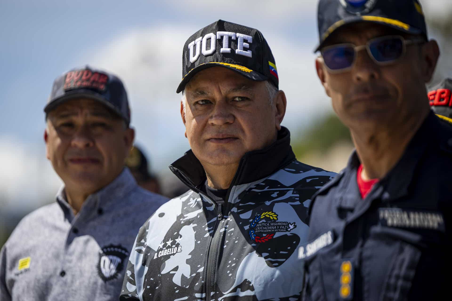 El ministro de Interior y Justicia de Venezuela, Diosdado Cabello (c), participa en una actividad organizada por el Ministerio de Interior, Justicia y Paz este 19 de diciembre de 2025, en Caracas (Venezuela). EFE/ Miguel Gutiérrez