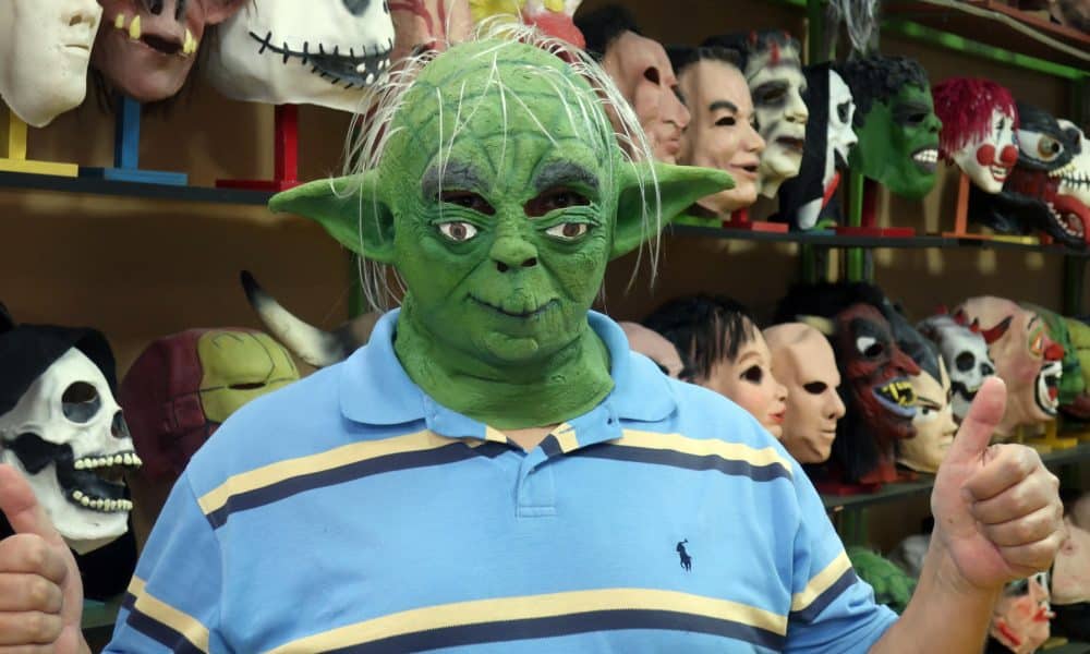 Fotografía del 26 de diciembre de 2025 que muestra a una persona comprando una careta en el Palacio de la Careta, en Quito (Ecuador). EFE/ Juan Francisco Chávez