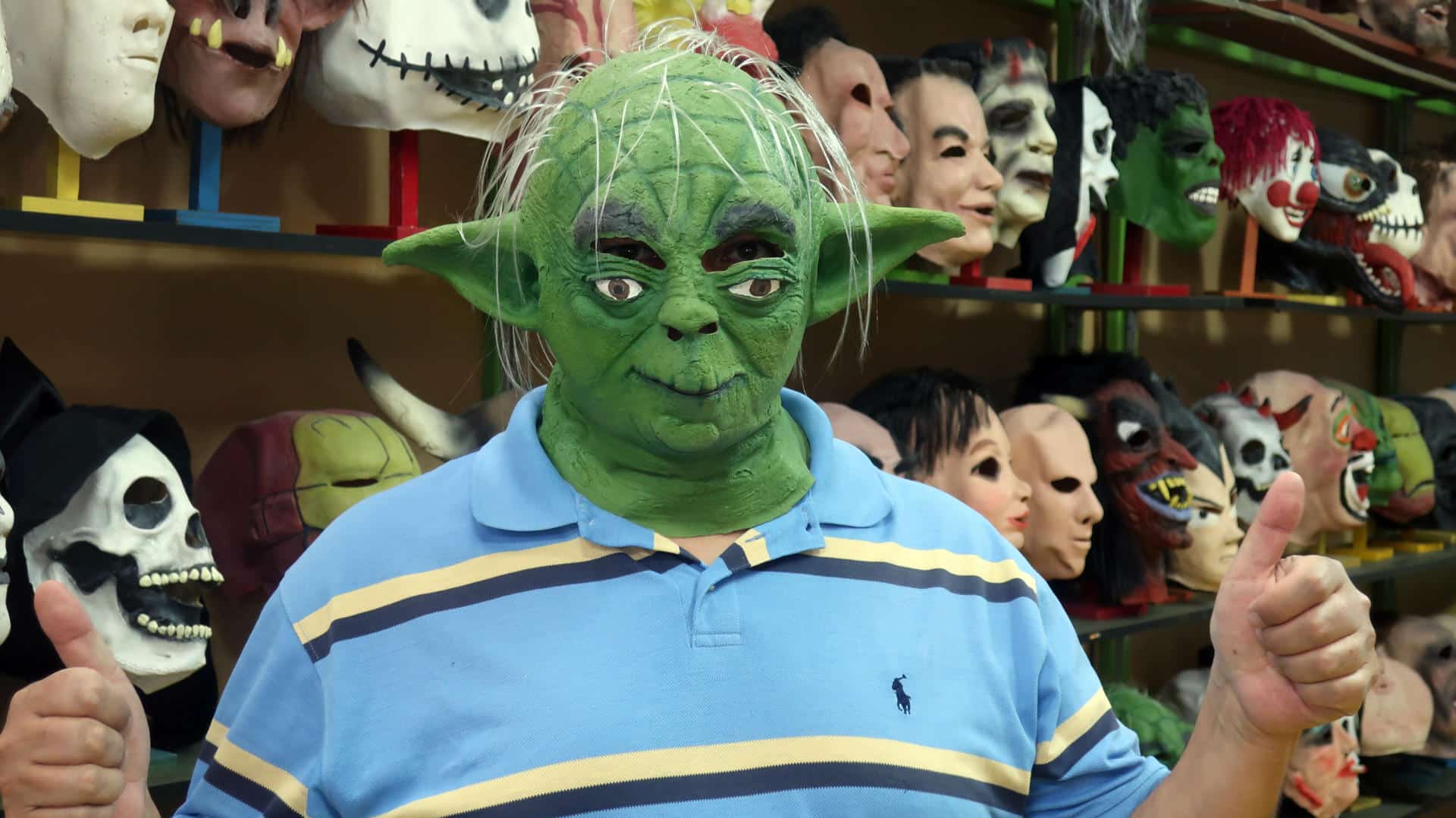 Fotografía del 26 de diciembre de 2025 que muestra a una persona comprando una careta en el Palacio de la Careta, en Quito (Ecuador). EFE/ Juan Francisco Chávez