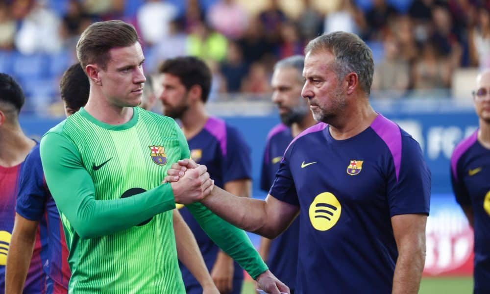 El guardameta alemán del FC Barcelona Marc-André Ter Stegen (c) junto al entrenador Hansi Flick (d). EFE/Quique García