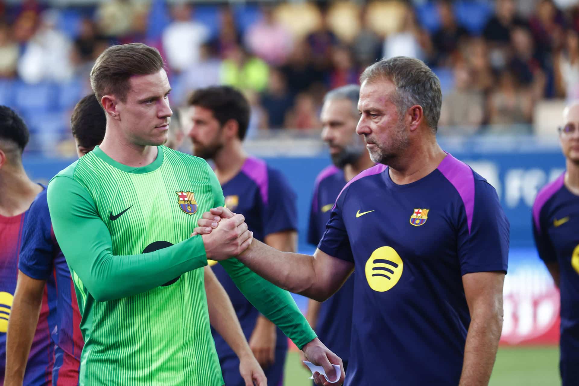El guardameta alemán del FC Barcelona Marc-André Ter Stegen (c) junto al entrenador Hansi Flick (d). EFE/Quique García