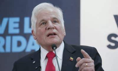 El exprecandidato a la Presidencia de Colombia Miguel Uribe Londoño habla durante una rueda de prensa este martes, en Bogotá (Colombia). EFE/ Carlos Ortega