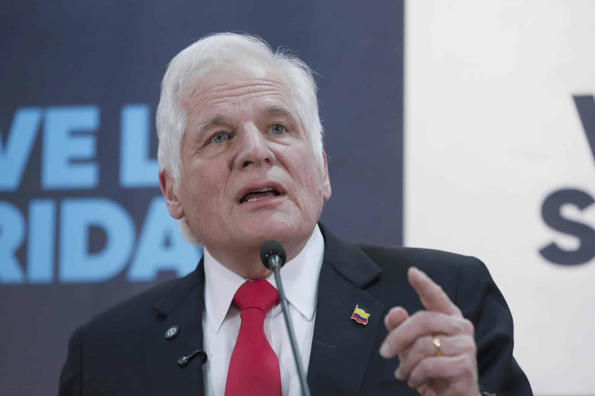 El exprecandidato a la Presidencia de Colombia Miguel Uribe Londoño habla durante una rueda de prensa este martes, en Bogotá (Colombia). EFE/ Carlos Ortega