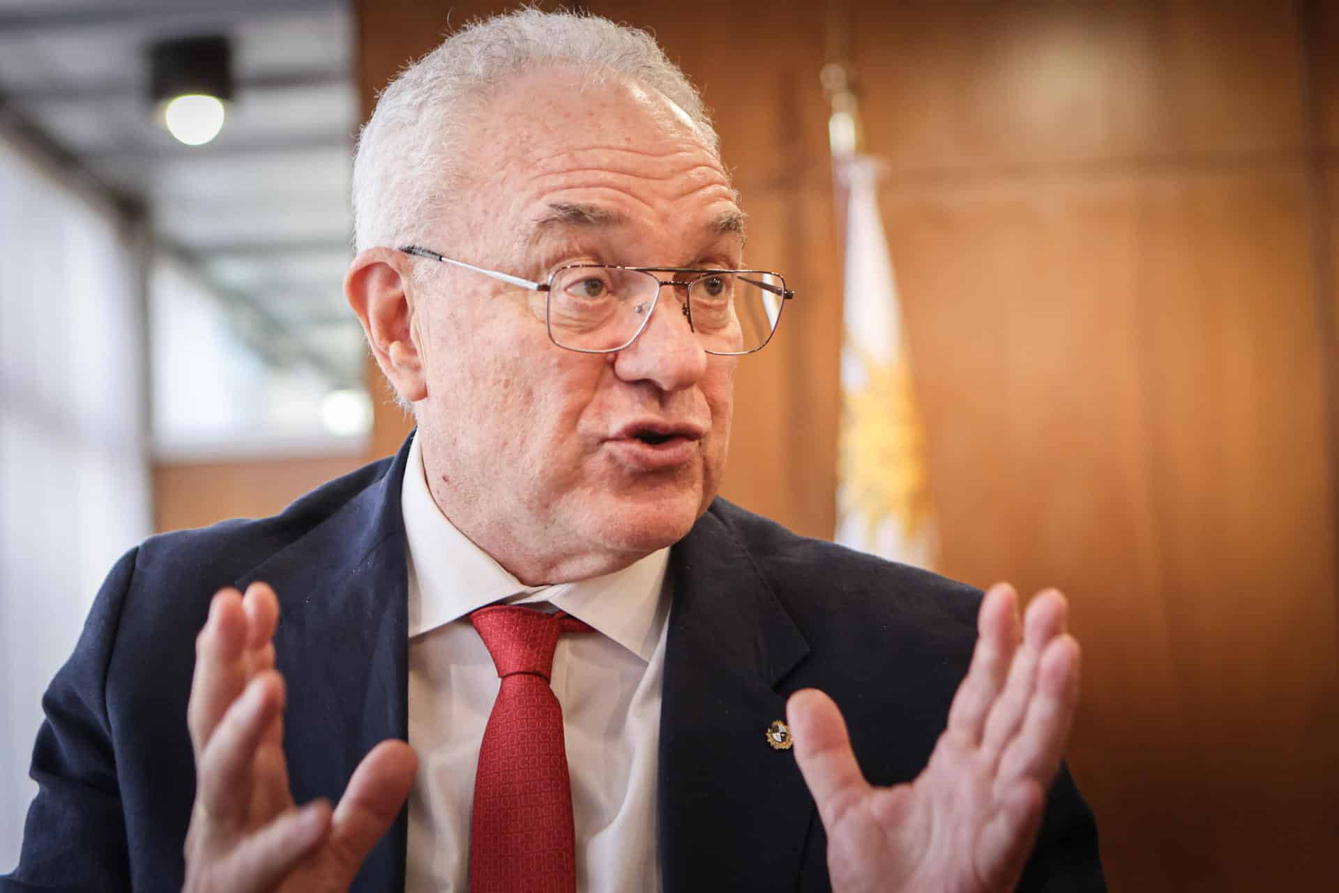 El canciller de Uruguay, Mario Lubetkin, habla durante una entrevista con EFE este lunes, en Montevideo (Uruguay). EFE/ Gastón Britos