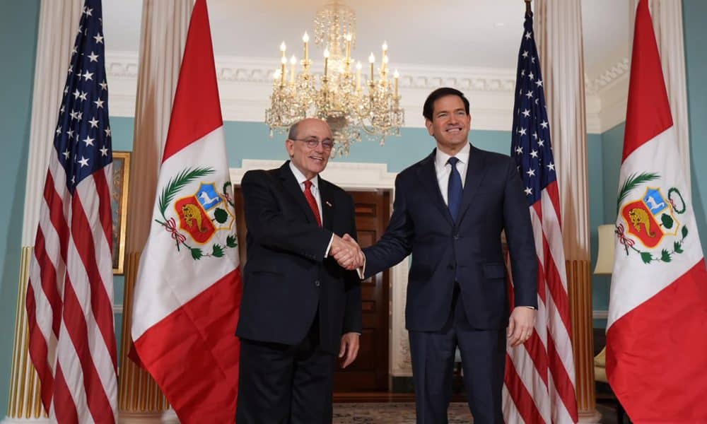 Fotografía cedida por el Ministerio de Relaciones Exteriores de Perú, que muestra al canciller de Perú, Hugo de Zela (i), saludando al secretario de Estado estadounidense, Marco Rubio, durante una reunión este viernes, en Washington (EE.UU.). EFE/ Ministerio de Relaciones Exteriores de Perú