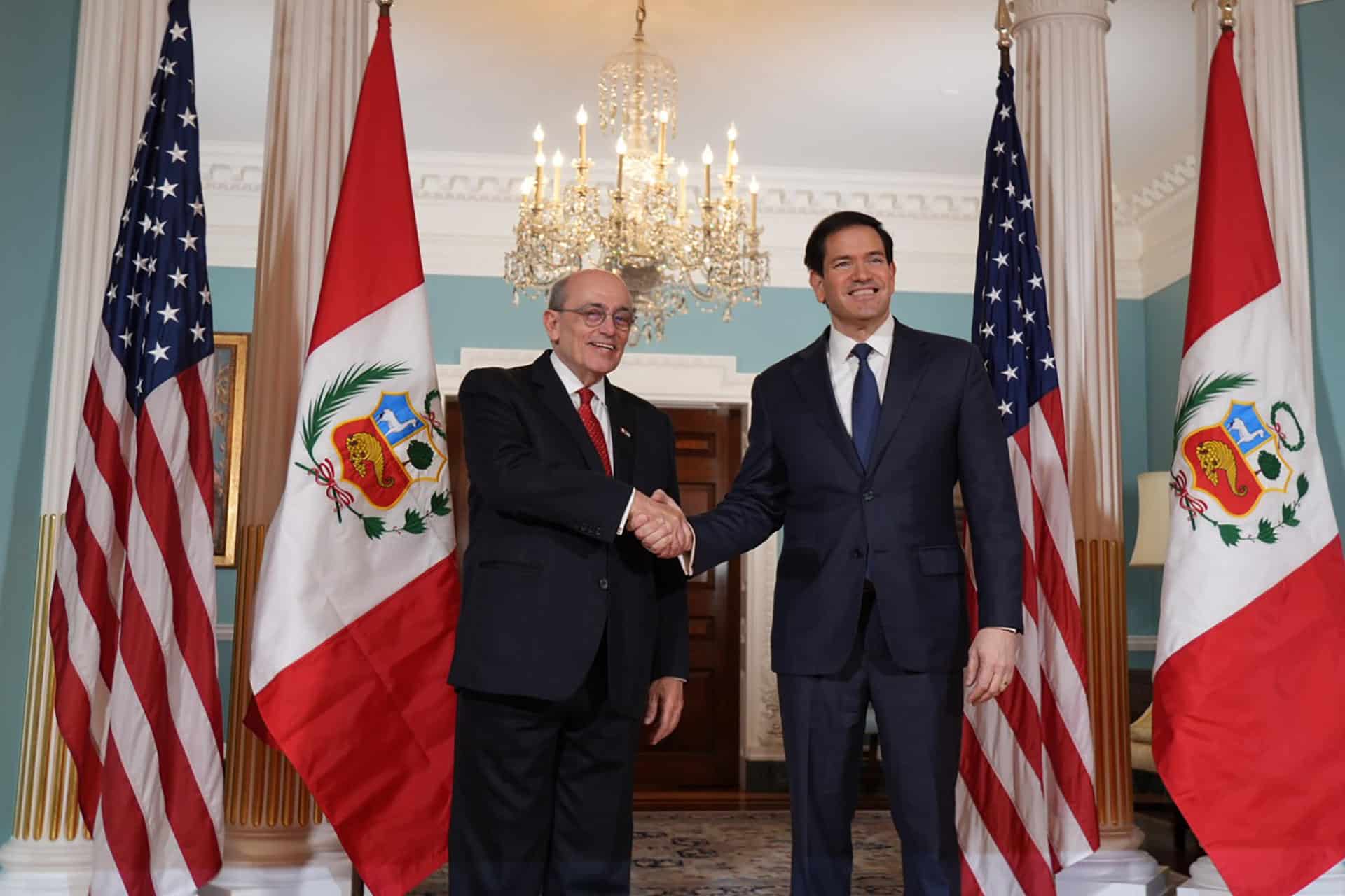 Fotografía cedida por el Ministerio de Relaciones Exteriores de Perú, que muestra al canciller de Perú, Hugo de Zela (i), saludando al secretario de Estado estadounidense, Marco Rubio, durante una reunión este viernes, en Washington (EE.UU.). EFE/ Ministerio de Relaciones Exteriores de Perú
