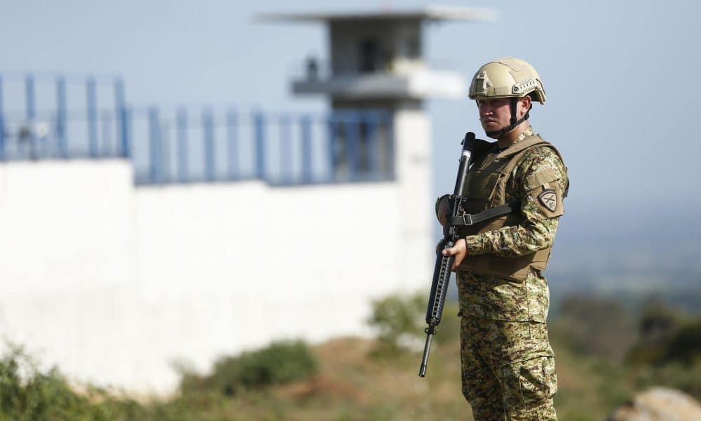 Un soldado hace guardia a las afueras del Centro de Confinamiento del Terrorismo (Cecot), en Tecoluca (El Salvador). Imagen de archivo. EFE/ Rodrigo Sura