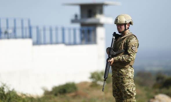 Un soldado hace guardia a las afueras del Centro de Confinamiento del Terrorismo (Cecot), en Tecoluca (El Salvador). Imagen de archivo. EFE/ Rodrigo Sura
