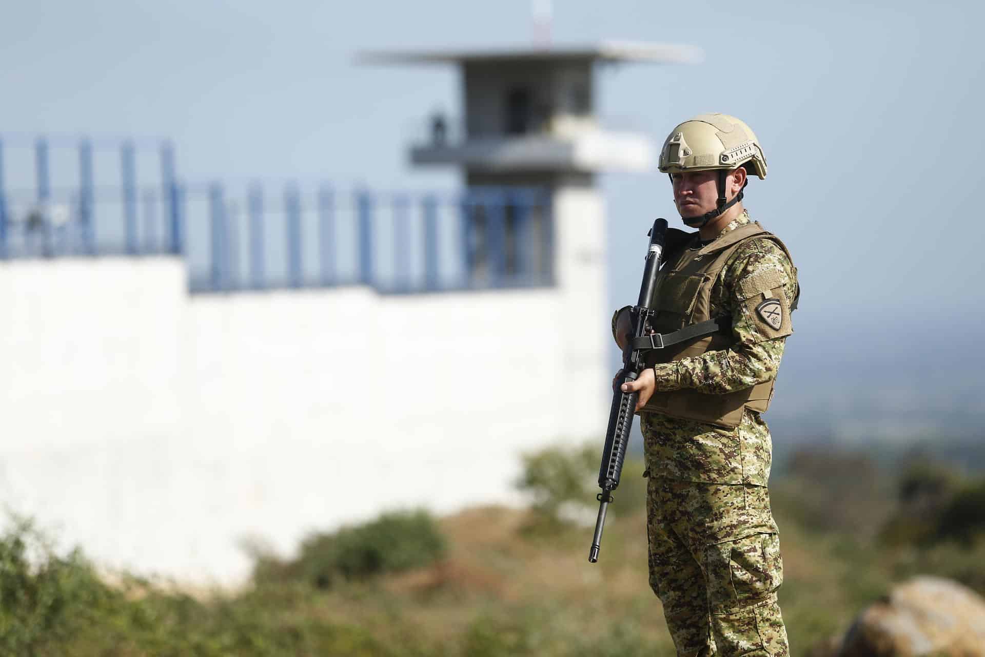 Un soldado hace guardia a las afueras del Centro de Confinamiento del Terrorismo (Cecot), en Tecoluca (El Salvador). Imagen de archivo. EFE/ Rodrigo Sura