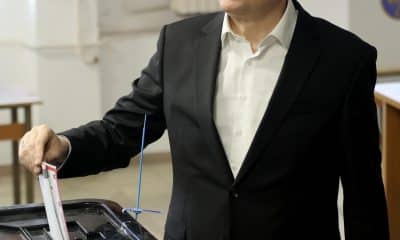 El Primer Ministro en funciones y líder del partido Vetevendosje, Albin Kurti, ejerce su derecho al voto en un colegio electoral, en Pristina, Kosovo, 28 de diciembre de 2025. Los ciudadanos están votando en elecciones parlamentarias anticipadas convocadas para romper un estancamiento político de varios meses después de que las anteriores elecciones de febrero de 2025 no produjeran una coalición de gobierno. (Elecciones) EFE/EPA/GEORGI LICOVSKI